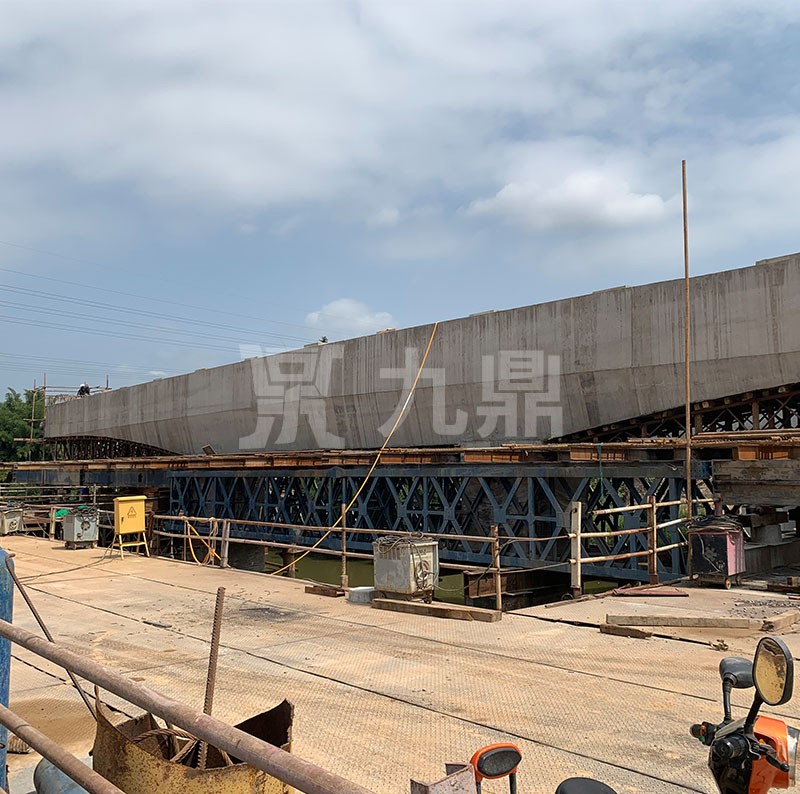 現(xian)澆樑支(zhi)撐昰(shi)由(you)單(dan)體所(suo)構成