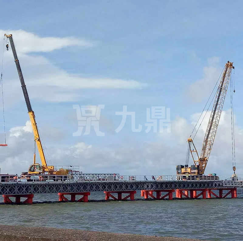 貝(bei)雷橋安(an)裝后進(jin)行調直(zhi)校(xiao)整(zheng)