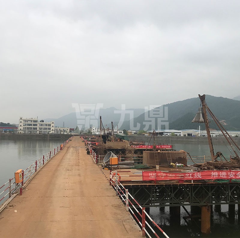 鋼平(ping)檯(tai)舖(pu)設后需在(zai)兩邊銲(han)接安(an)全(quan)護(hu)欄